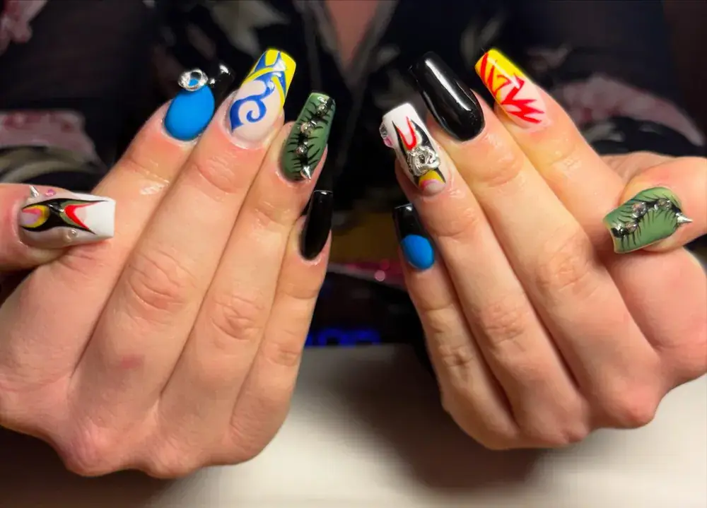 Graphic freestyle nail art by Avalon Nailz