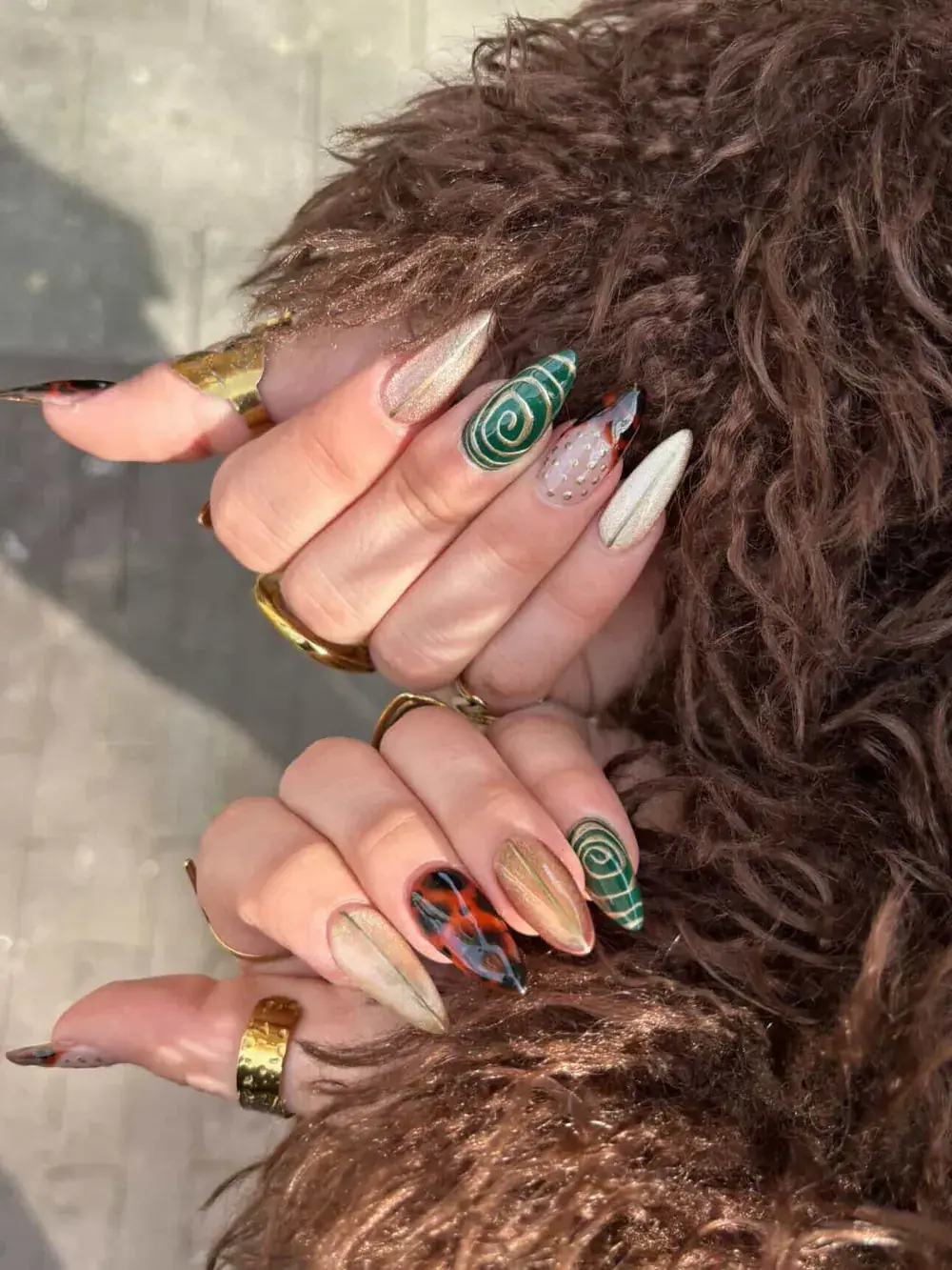 Dark green and gold hardgel set by Avalon Nailz in Amsterdam